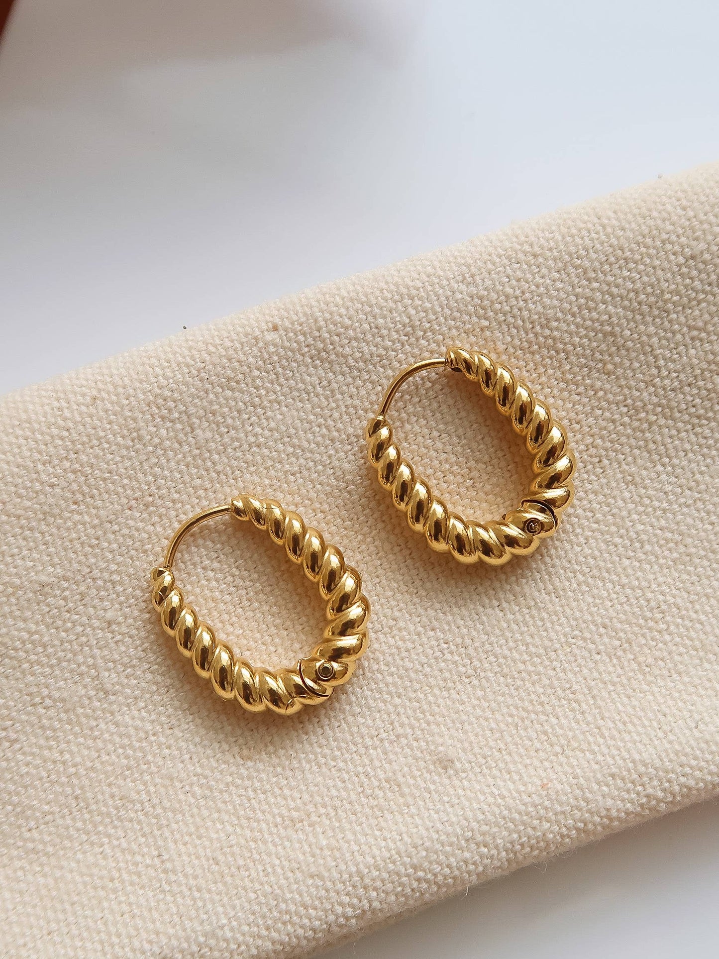 Flânerie by MAIQ - Cere 18K Gold Non-Tarnish Twisted Hoop Earrings