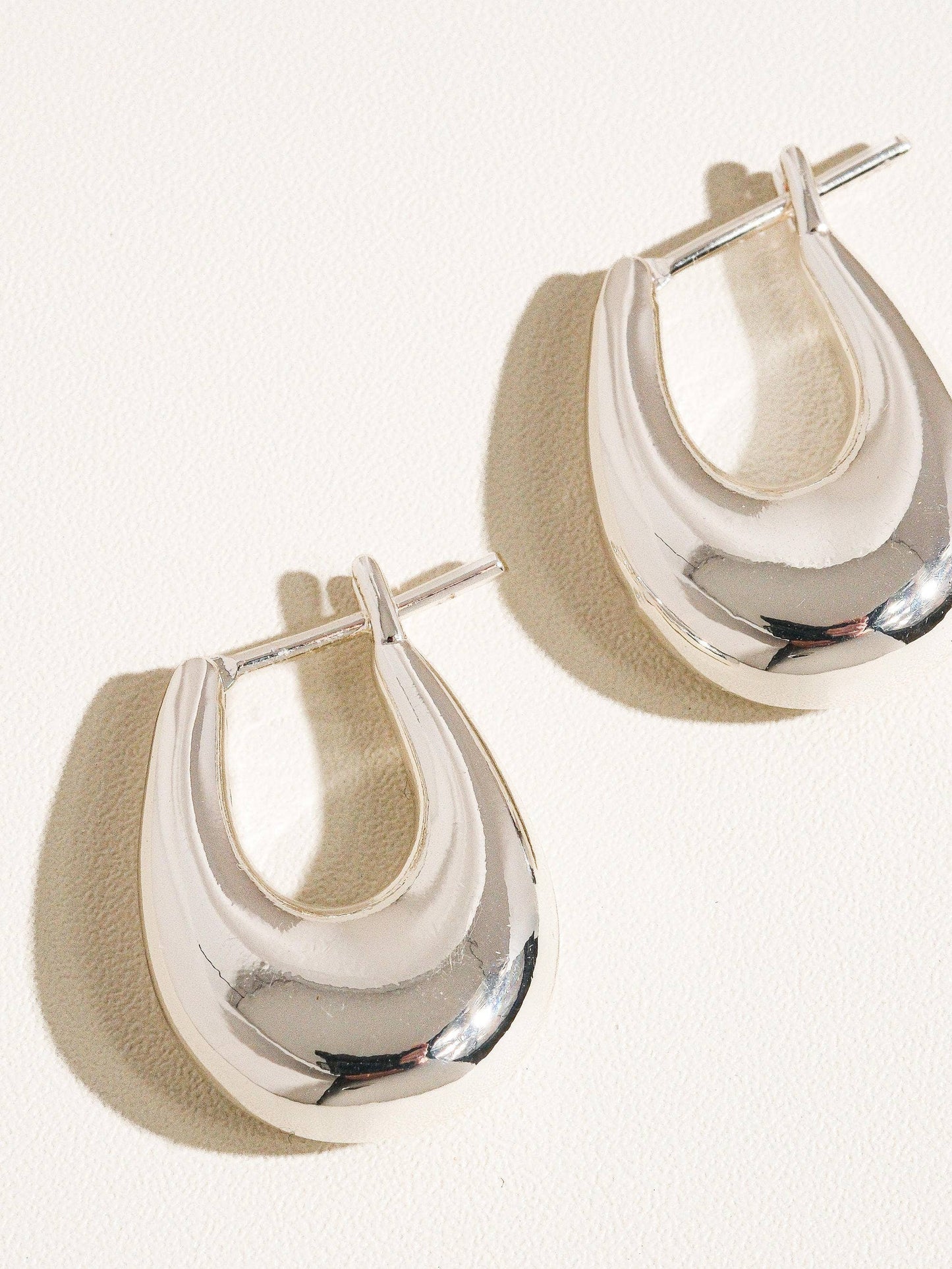 Flânerie by MAIQ - Quinn 18K Classic Droplet Hoop Earring