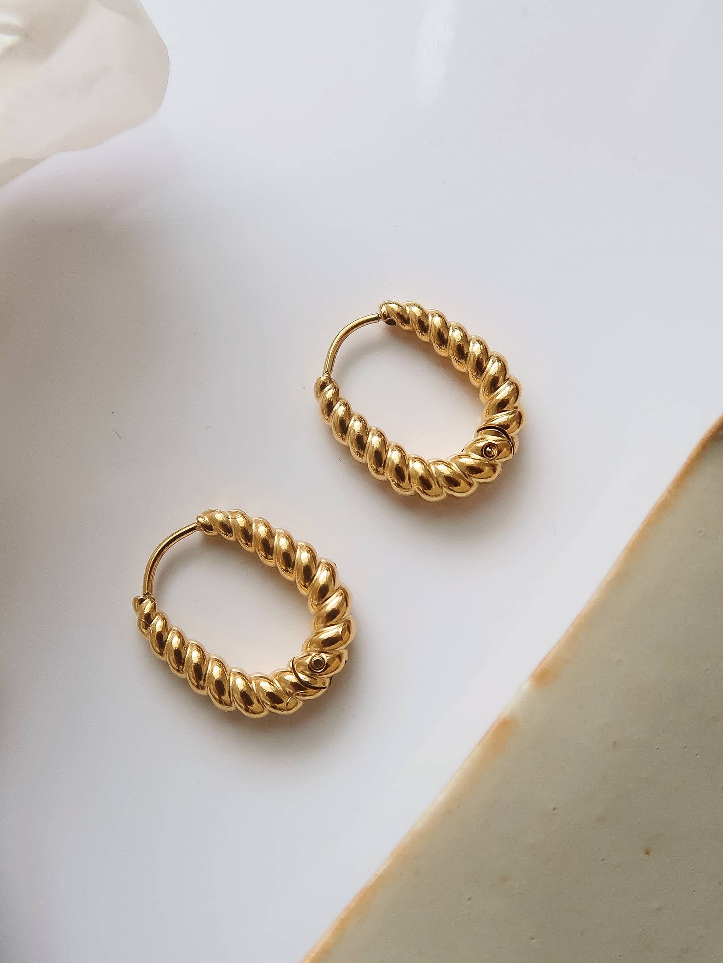 Flânerie by MAIQ - Cere 18K Gold Non-Tarnish Twisted Hoop Earrings