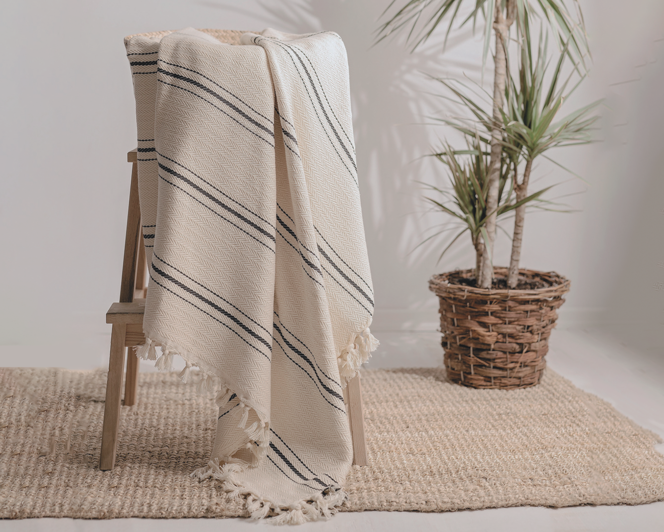 Moa - Minimalist 100% Cotton Throw Blankets & Bedspreads